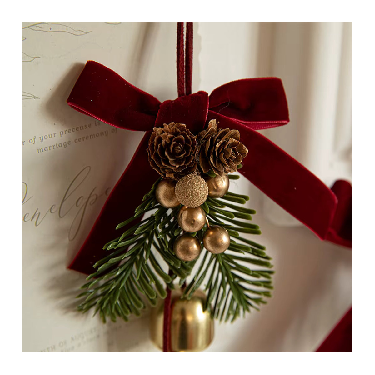 Weihnachts-Hängeornament von joy-enlife mit rotem Samt-Bogen und goldener Glocke - Bild 3