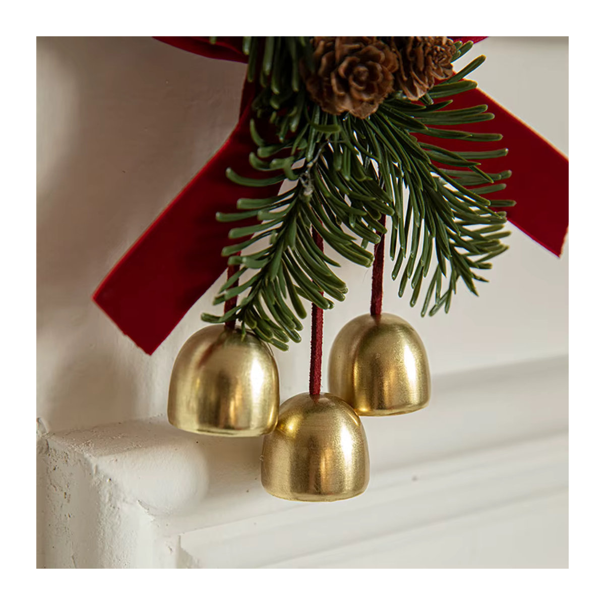 Weihnachts-Hängeornament von joy-enlife mit rotem Samt-Bogen und goldener Glocke - Bild 4
