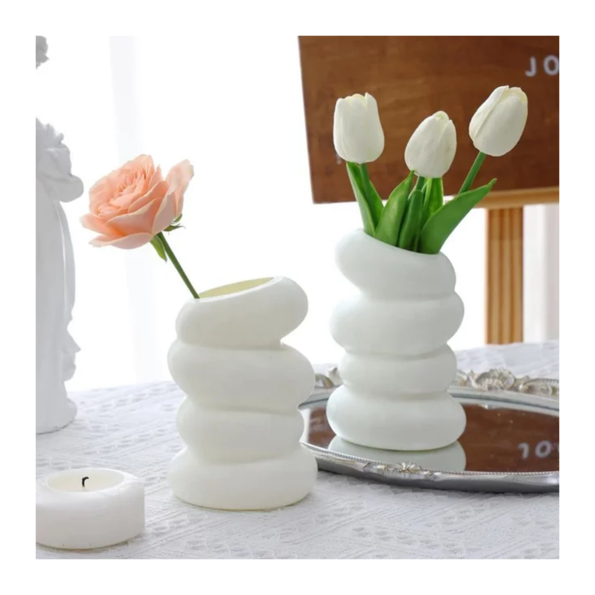 Weiße Spirale Vase aus Kunststoff im Nordic Design für kreative Blumenarrangements - Bild 1