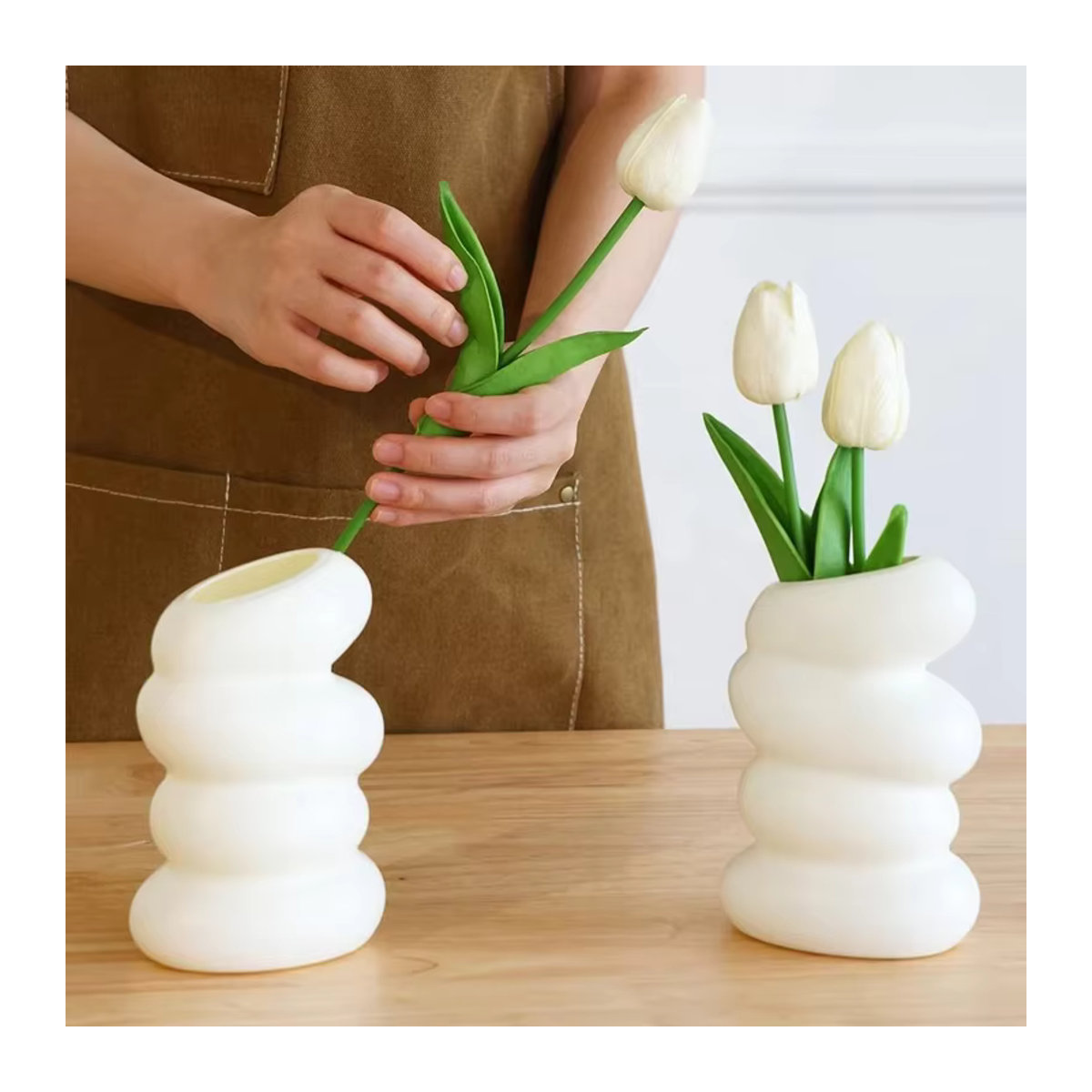 Weiße Spirale Vase aus Kunststoff im Nordic Design für kreative Blumenarrangements - Bild 2