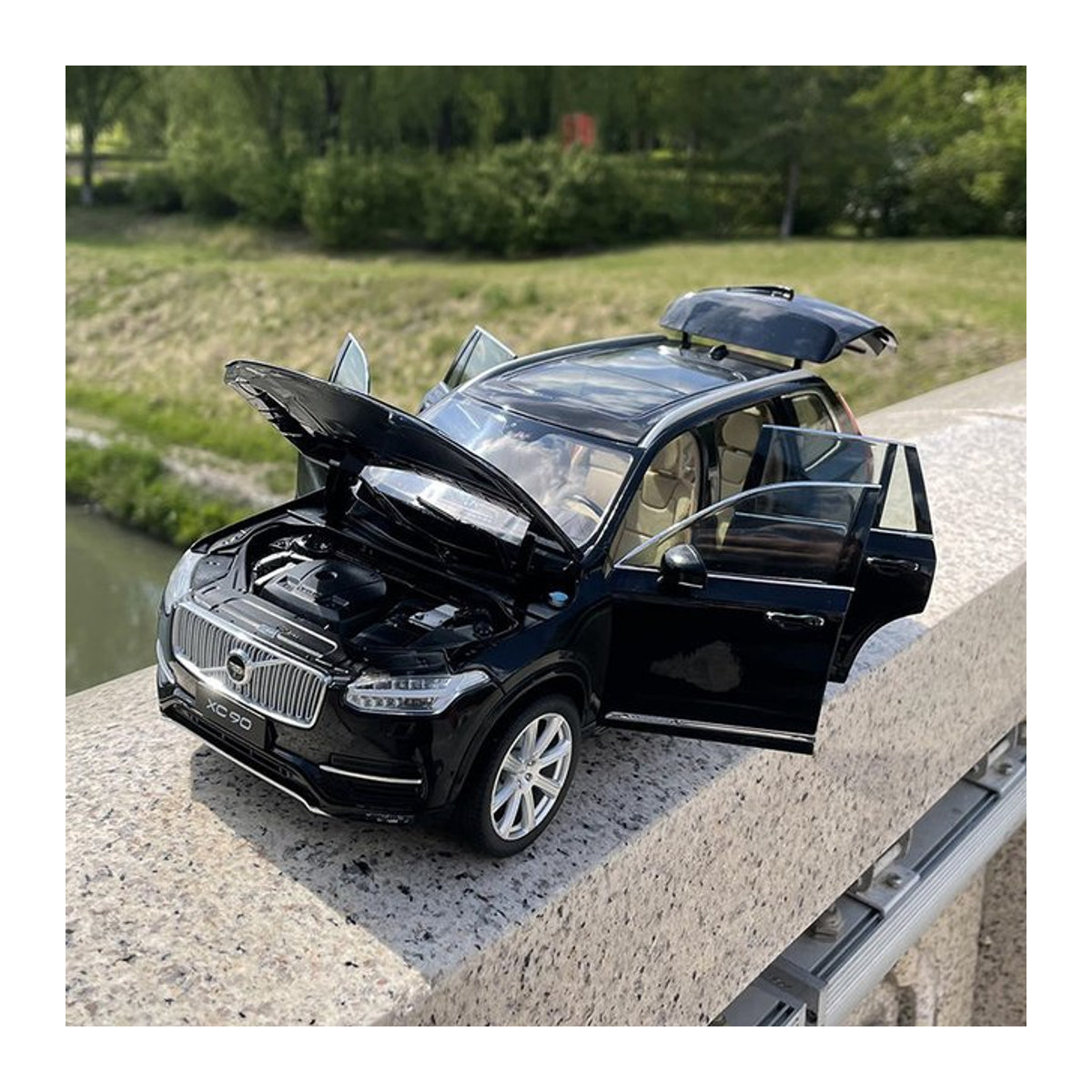 WELLY Volvo XC90 SUV Modellauto aus Metall in Schwarz, Maßstab 1:18 Druckguss-Modell - Bild 1