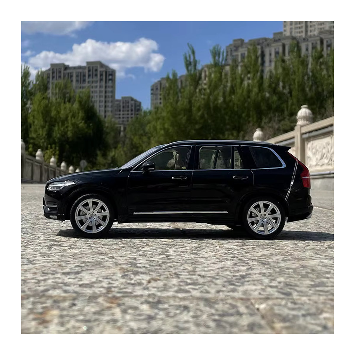 WELLY Volvo XC90 SUV Modellauto aus Metall in Schwarz, Maßstab 1:18 Druckguss-Modell - Bild 3