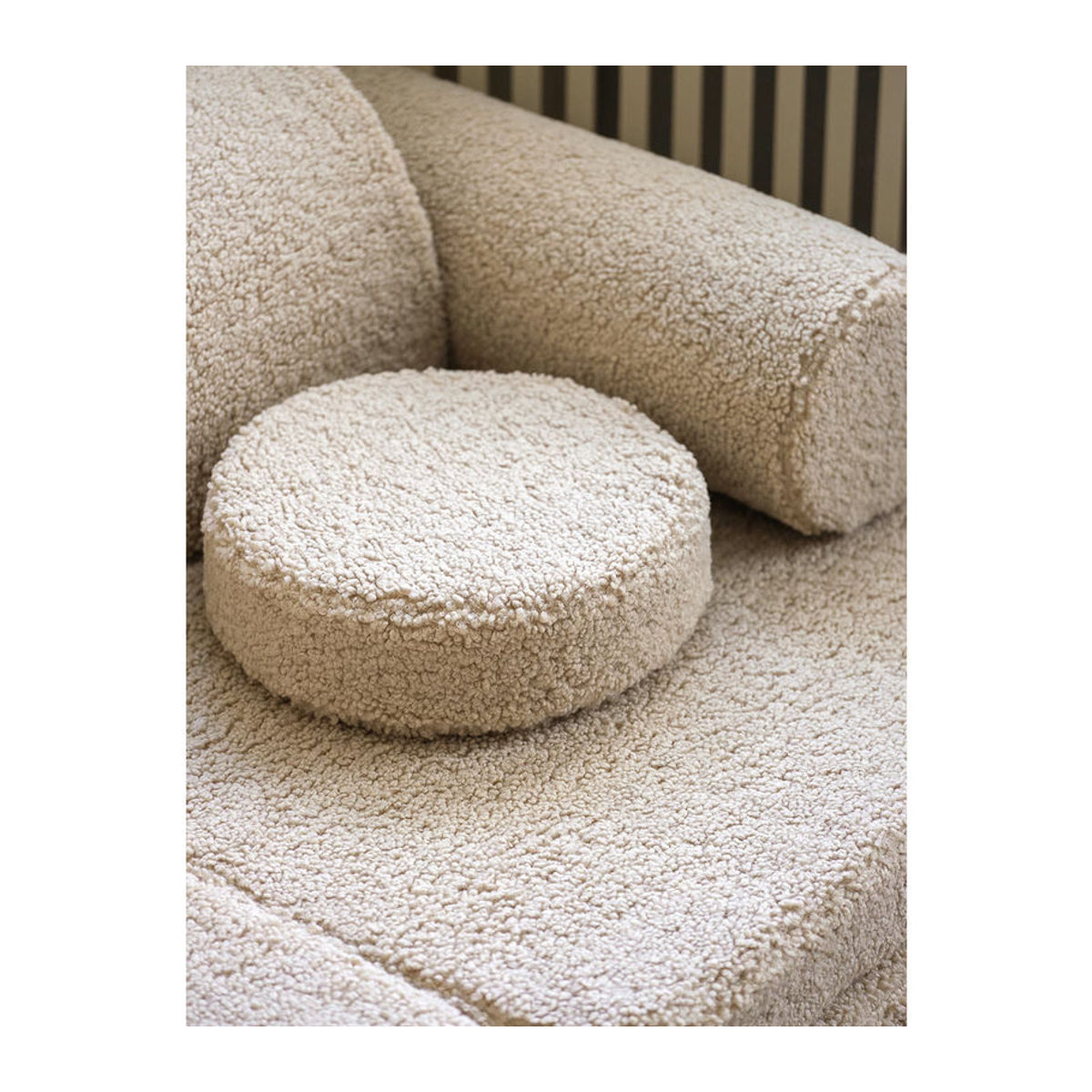 Wigiwama Modulsofa Teddy in Bouclé aus Polyester, Farben: Braun und Beige, B/T/H: 132 x 78 x 46 cm - Bild 2