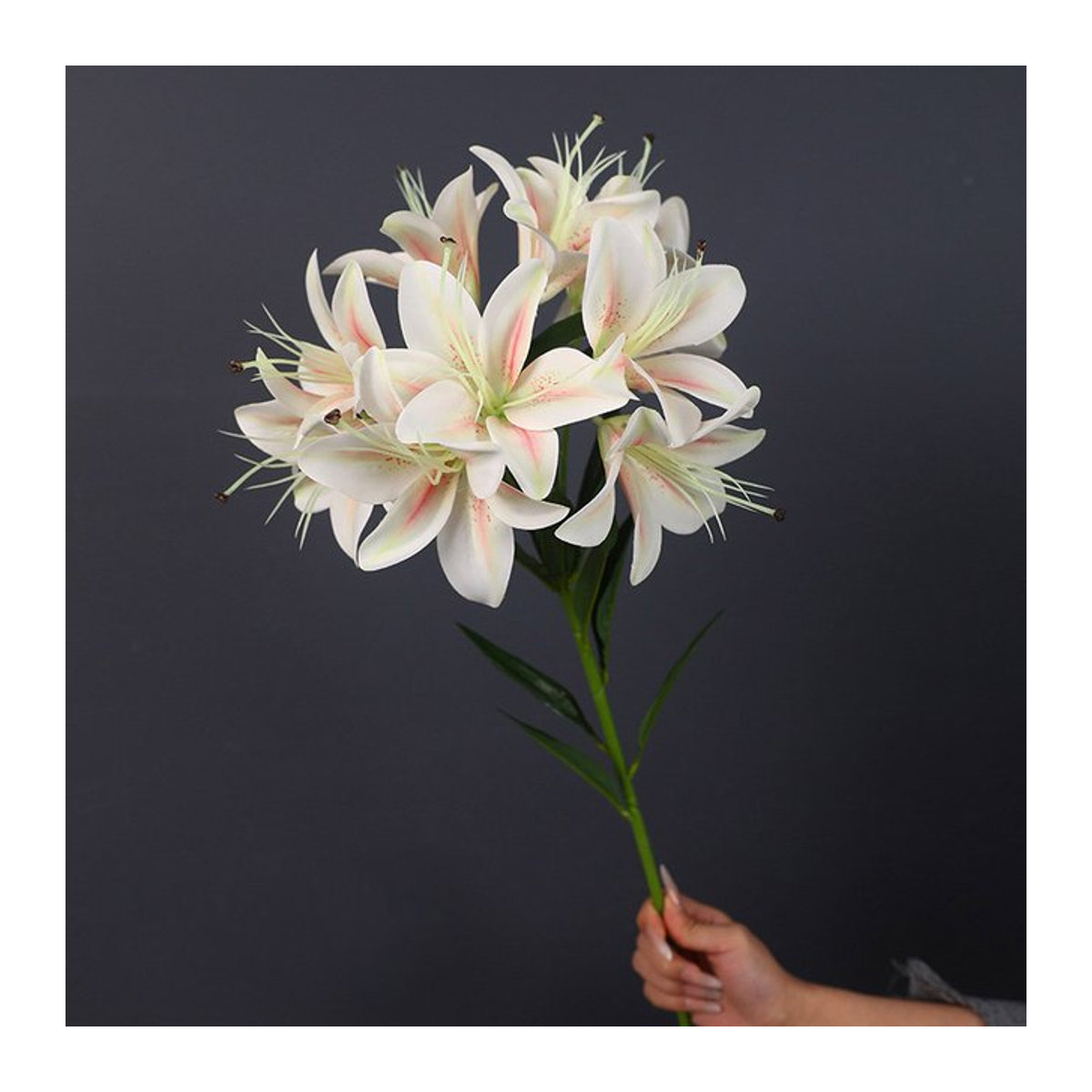 WQNJIN Seidenblumen Strauß mit 10 Lilienköpfen in Beige und Weiß als künstliche Dekoration für Hochzeit und Zuhause - Bild 1