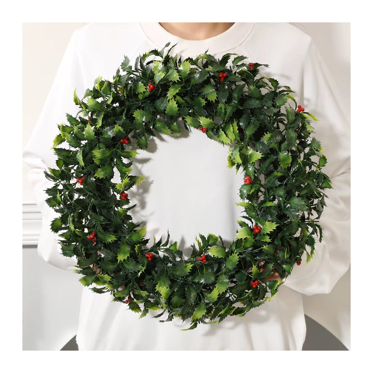 XIYA FLOWER Künstlicher Weihnachtskranz mit roten Beeren und Dornblatt, Durchmesser: 43 cm, rot-grün - Bild 4
