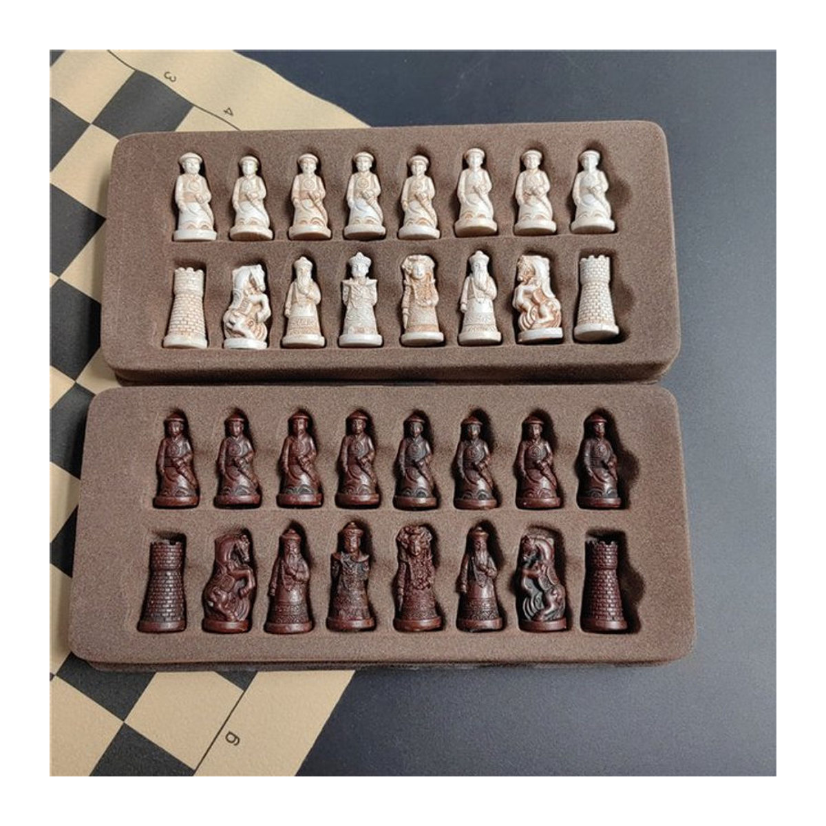 Yernea Vintage Schachset mit Qing-Soldaten-Figuren aus Kunstharz und Leder, Mehrfarbig - Bild 1