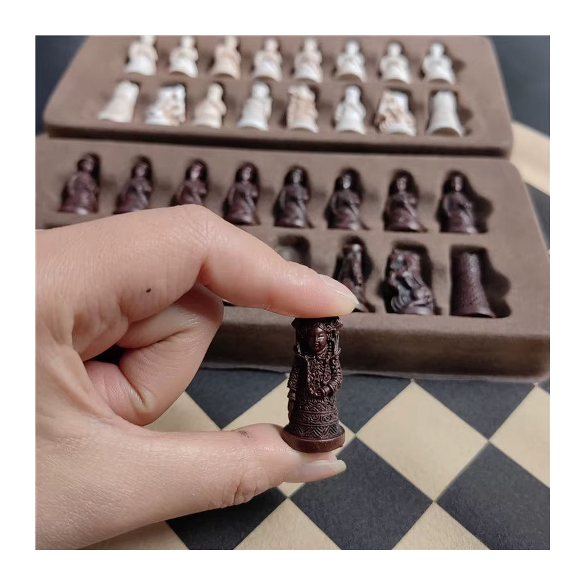 Yernea Vintage Schachset mit Qing-Soldaten-Figuren aus Kunstharz und Leder, Mehrfarbig - Bild 2