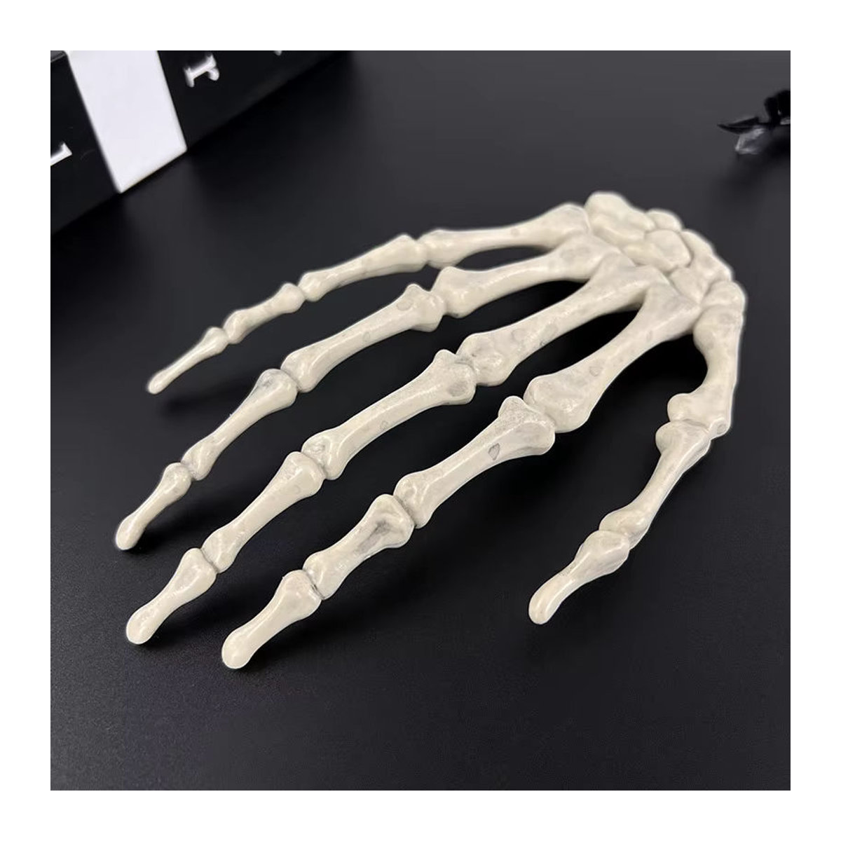 YONGSNOW 1 Paar Halloween-Schädelhände aus Kunststoff in Weiß als Horror-Requisiten für Party und Spukhaus-Dekoration - Bild 4