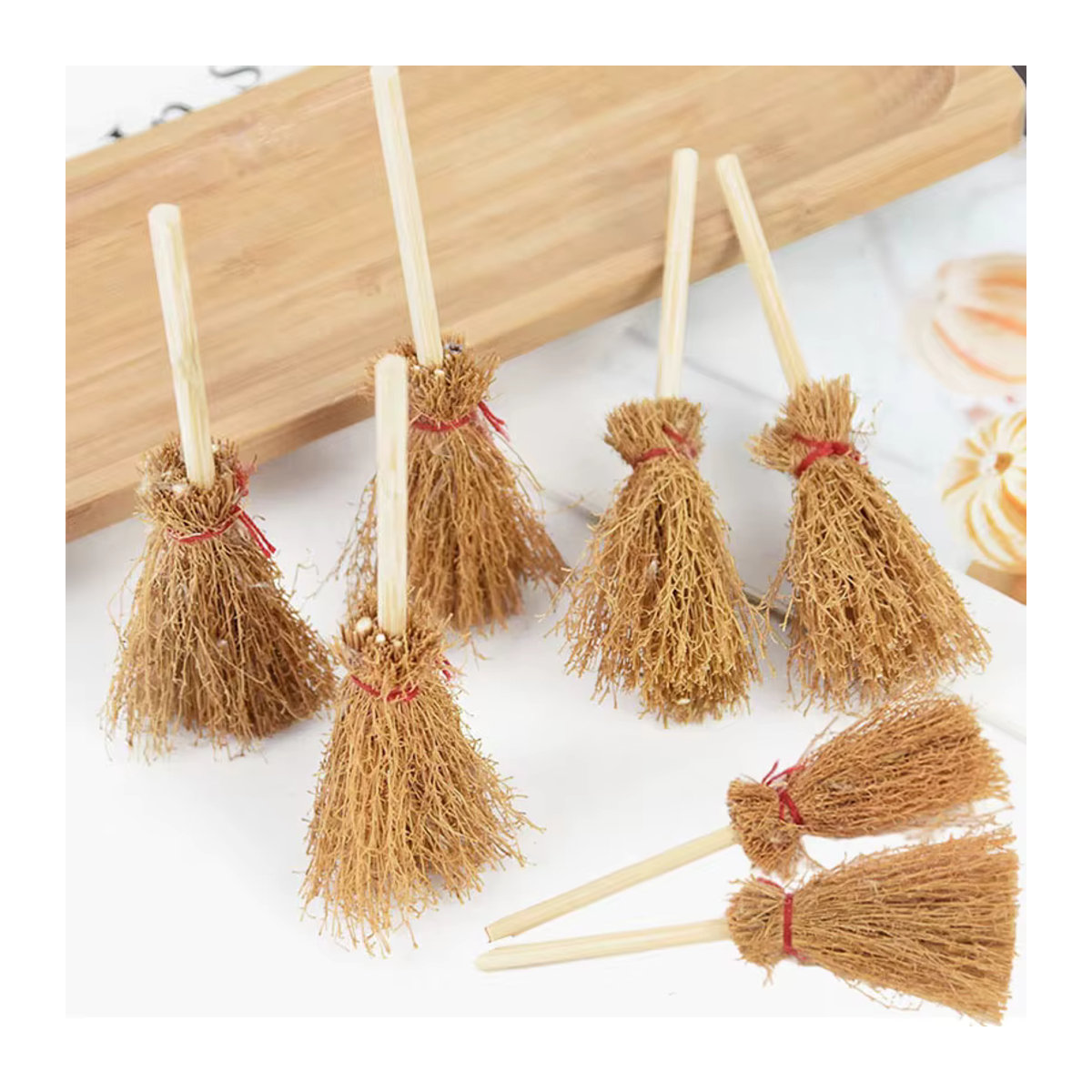 YONGSNOW Mini Hexenbesen aus Stroh und Holz als rustikale Hängeornamente für Halloween und Dekorationen in Beige - Bild 2
