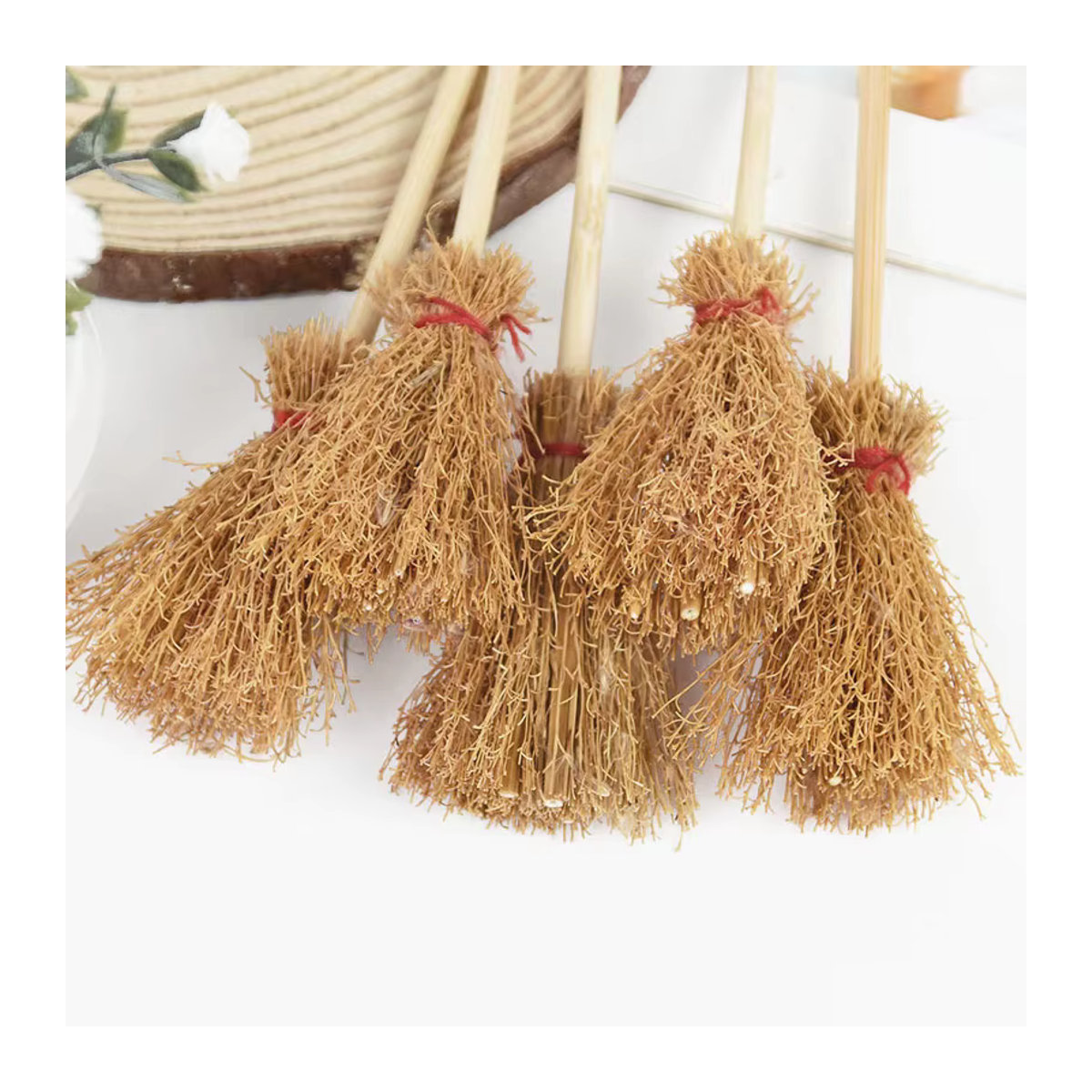 YONGSNOW Mini Hexenbesen aus Stroh und Holz als rustikale Hängeornamente für Halloween und Dekorationen in Beige - Bild 3