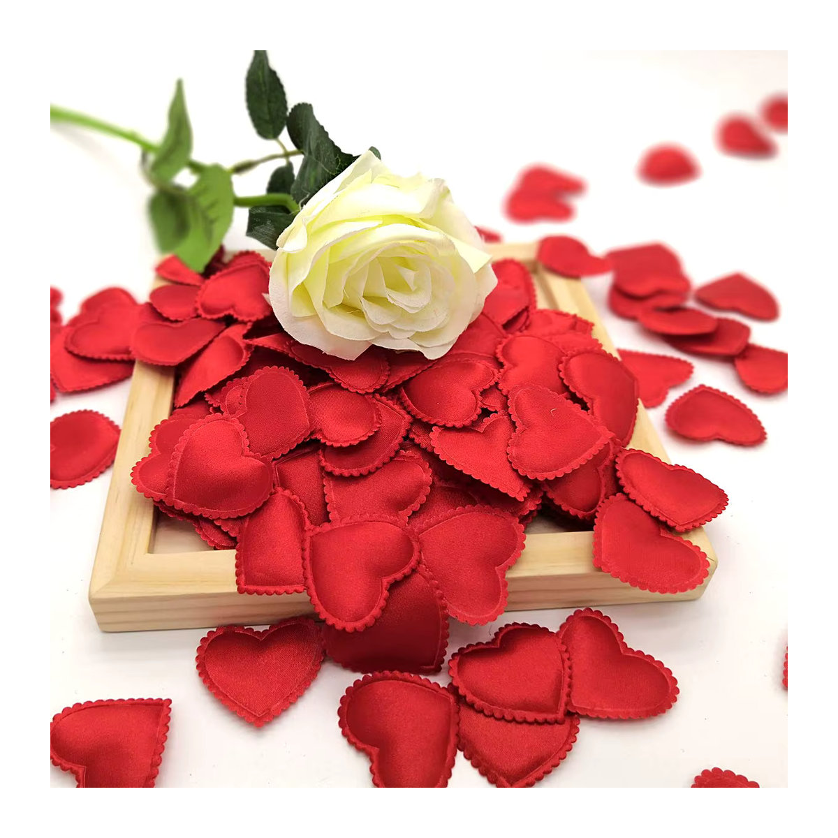 Ywbeads 200 Stück rote Stoff-Herzen zur Tisch- und Partydekoration für Valentinstag und Hochzeit - Bild 3