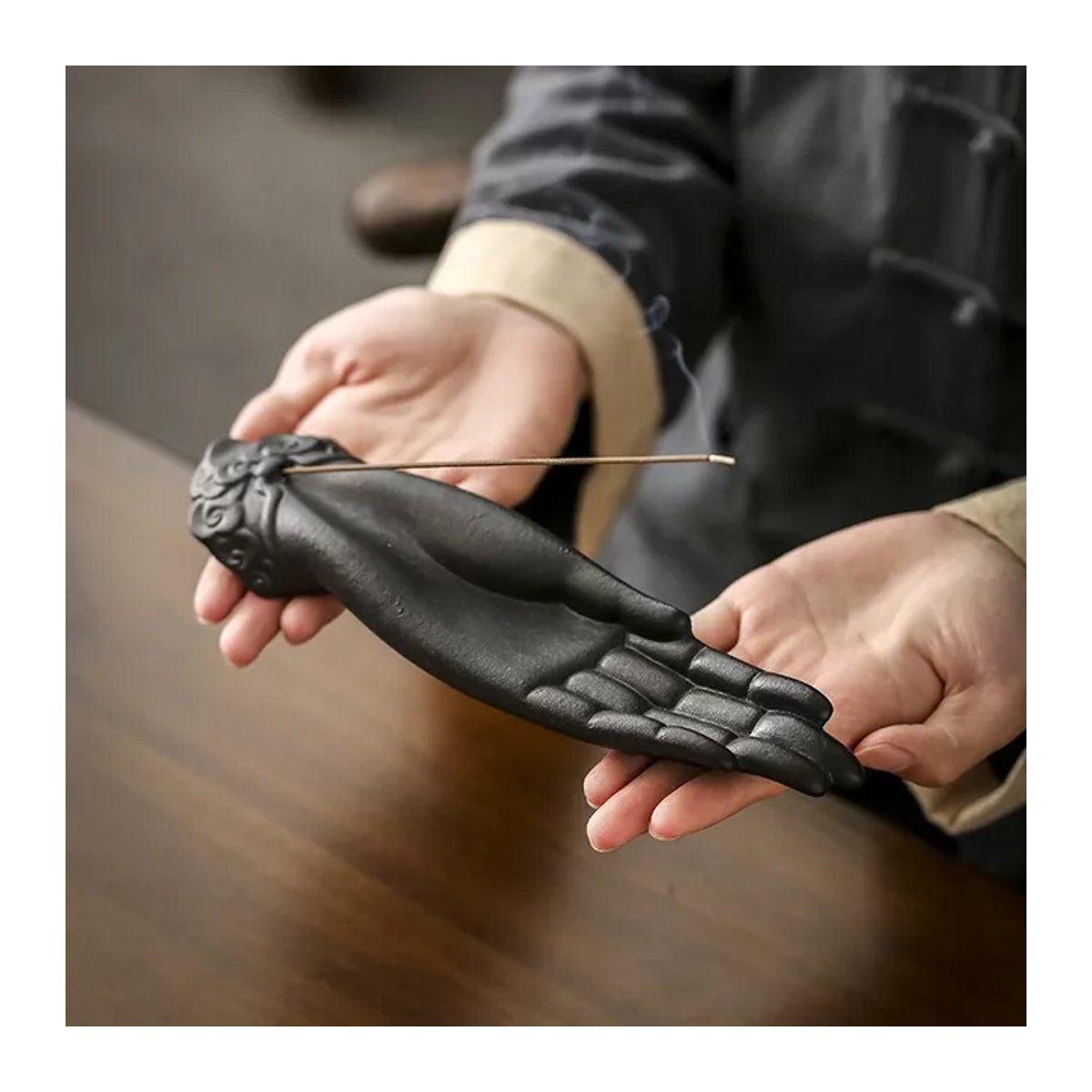 YXYMCF Keramik Weihrauchbrenner Buddha Hand Form in Schwarz für Aromatherapie und Dekoration - Bild 1