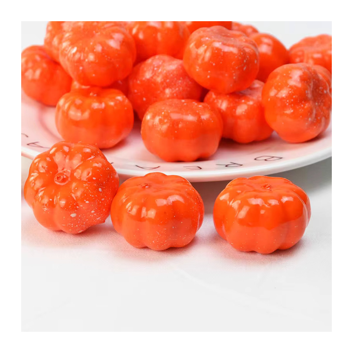 ZQCXLD Mini künstliche Kürbisse aus Kunststoff für Halloween Dekoration in Orange und Grün - Bild 3