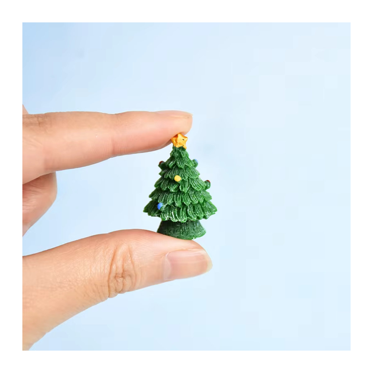 ZQCXLD Mini Weihnachtsbaum aus Kunstharz in Grün als Deko-Ornament für Puppenhaus und DIY-Handwerk - Bild 3