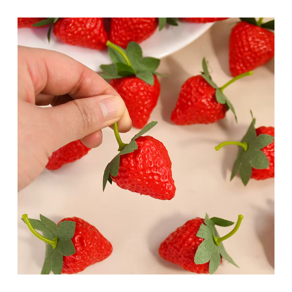 ZQNYCY Künstliche Erdbeeren aus Kunststoff in Rot für Tischdekoration und Fotografie-Requisiten, 10 Stück - Bild 4